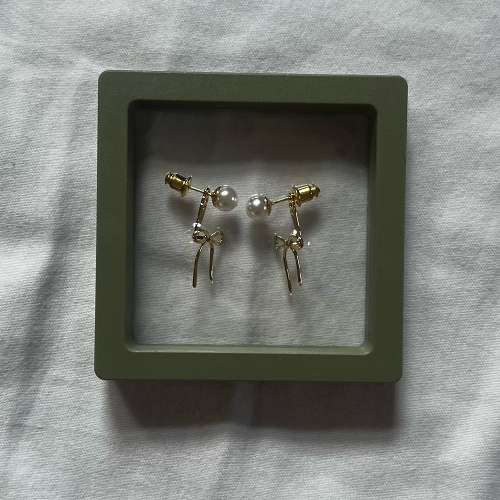 NWT Gold and Pearl Earrings